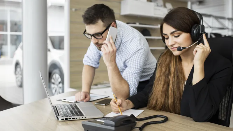 Колеги работят заедно в офис — намаляване на пропуснати обаждания